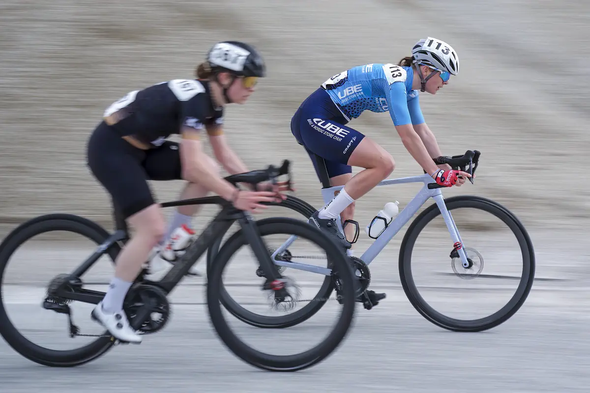 Deux coureurs sur un vélo de route lors d'une course suisse